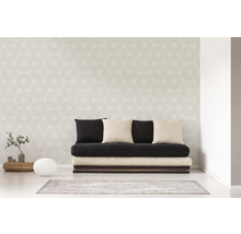 Wohnzimmer mit Futonbett, Kissen und gemusterter Tapete