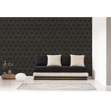 Zimmeransicht mit gemusterter Tapete und einem Schlafsofa mit Kissen