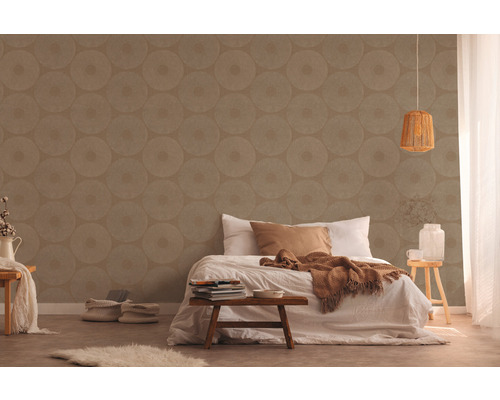 Chambre accueillante avec papier peint à motif de cercles, lit et éclairage décoratif pour une ambiance chaleureuse.