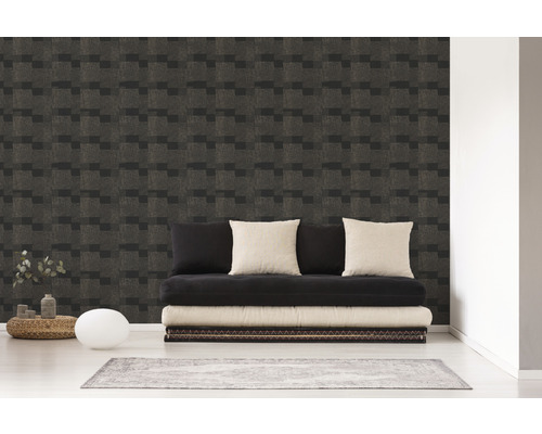 Wohnzimmer mit gemusterter Tapete und Futon