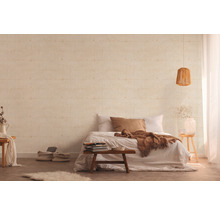 Schlafzimmer mit gemusterter Tapete, Bett und dekorativen Elementen für ein gemütliches Ambiente