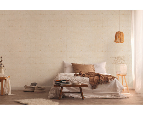 Schlafzimmer mit gemusterter Tapete, Bett und dekorativen Elementen für ein gemütliches Ambiente