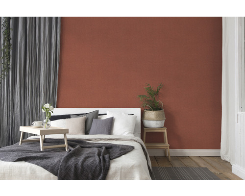 Schlafzimmer mit gemusterter Tapete, Bett, Vorhängen und Dekoration