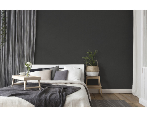 Schlafzimmer mit Bett, Nachttisch und Vorhängen