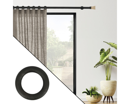 Gardinenstange mit Vorhangringen und Vorhang vor einem Fenster