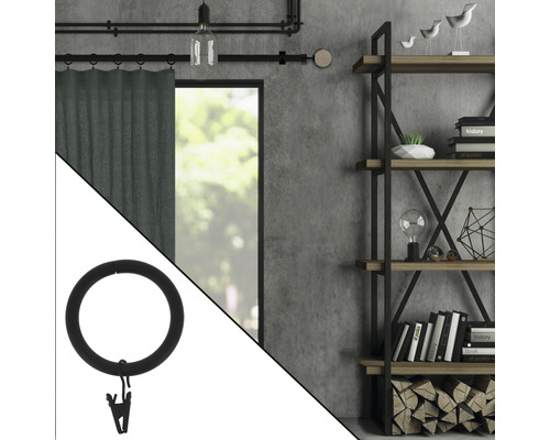 Dekoratives Interieur mit Vorhang, Bücherregal und Vorhangring mit Faltenlegehaken