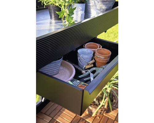 Geöffneter Schubkasten mit Gartenzubehör