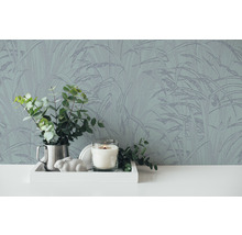 Nahaufnahme einer Wand mit botanischer Tapete, einem Tablett mit Dekorationen und einer Vase mit Eukalyptus.