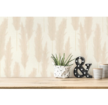 Papier peint décoratif avec motif de plante et objets sur une table