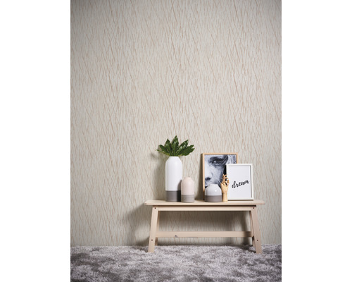 Wohnraum mit gemusterter Tapete und Dekoration auf einem Tisch
