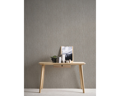 Szene mit einer Tischdekoration und einer strukturierten Tapete