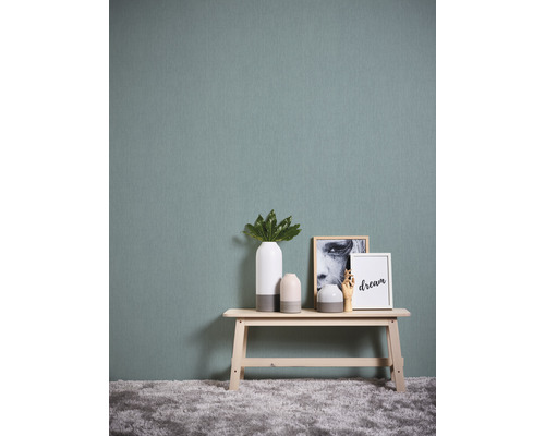 Dekoratives Interieur mit Tapete, Bank und Accessoires