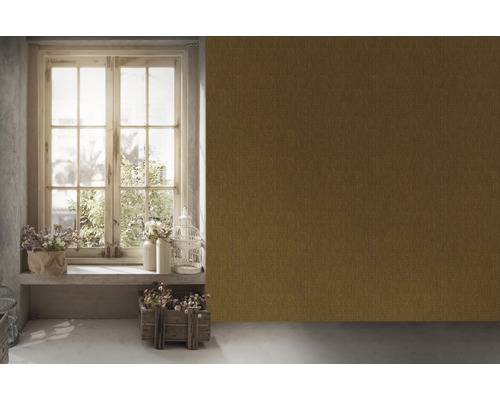 Innenraum mit Fenster, Dekoration und brauner Tapete