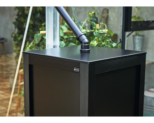 Schwarzer Regenspeicher mit Zulaufrohr