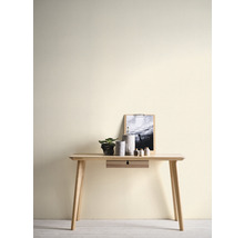 Schreibtisch mit Dekoration und Bild an der Wand