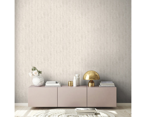 Salon lumineux avec papier peint texturé et mobilier minimaliste