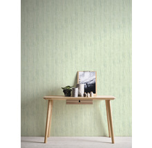 Dekoratives Interieur mit Tisch und gemusterter Tapete