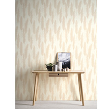 Pièce décorative avec une table devant un papier peint à motif de plumes.