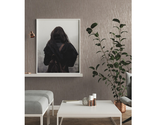 Wohnzimmerszene mit Wandbild, Lampe, Pflanze, Hocker und Tisch