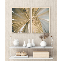 Zwei gerahmte botanische Drucke mit Palmenblattmotiven über einem weißen Regal mit Dekorationsgegenständen