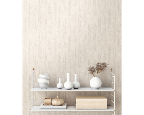 Étagère avec objets de décoration devant un mur structuré