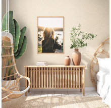 Wohnzimmer mit Kommode, Dekoration, einem Bild an der Wand und einem Hängesessel.