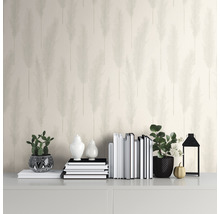 Papier peint décoratif avec motif végétal dans une pièce lumineuse