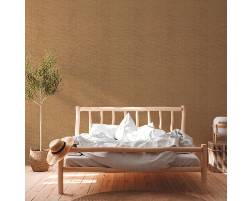 Schlafzimmer mit Holzbett, Pflanze und Struktur Tapete