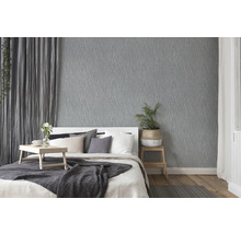 Schlafzimmer mit grauer Tapete, Bett und Dekorationen
