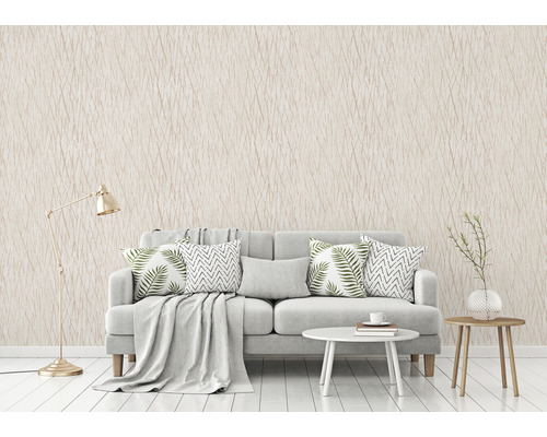 Wohnzimmer mit grauer Couch und gemusterter Tapete