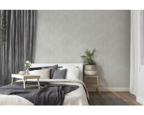 Schlafzimmer mit Bett, Vorhängen und gemusterter Tapete