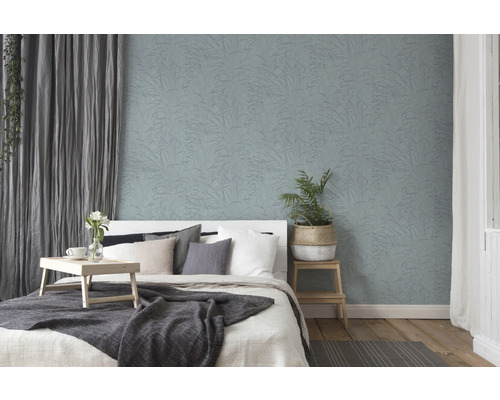 Chambre avec lit et revêtement mural à motifs végétaux