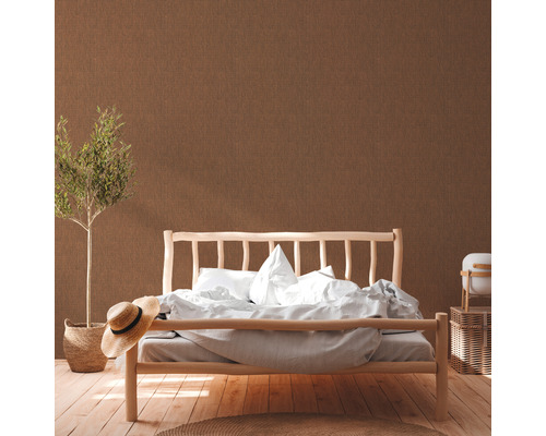 Schlafzimmer mit Holzbett, Baum und brauner Tapete