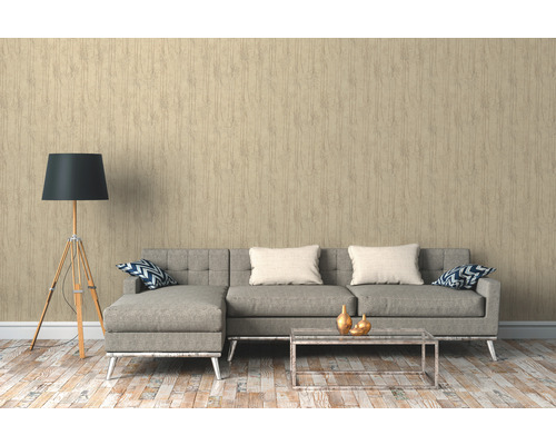 Salon avec papier peint, canapé d'angle, lampadaire et table basse