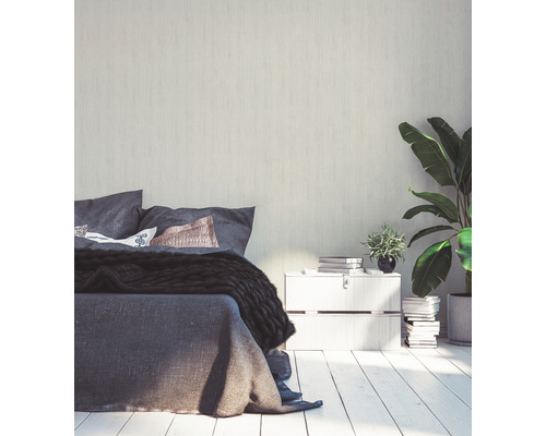 Schlafzimmer mit Bett, Nachttisch und Zimmerpflanzen