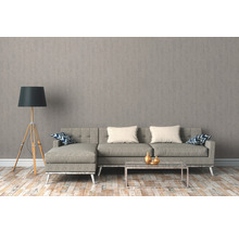 Wohnzimmer mit grauer Couch, Stehlampe und Holzboden