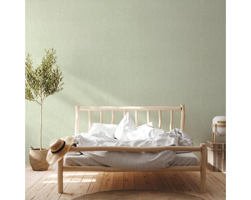 Schlafzimmer mit Holzbett, Pflanze, Hut und dekorativer Wand