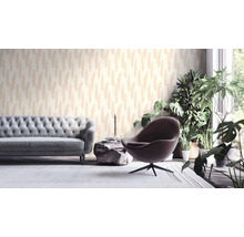 Salon avec canapé, fauteuil, plantes d''intérieur et papier peint à motif de plumes.