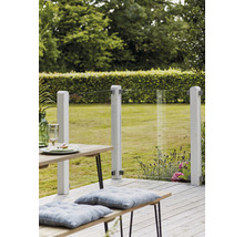Terrasse avec clôture en verre, plancher en bois et mobilier de jardin
