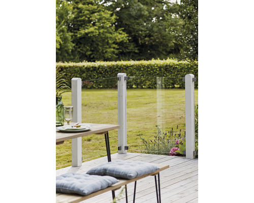 Terrasse avec clôture en verre, plancher en bois et mobilier de jardin
