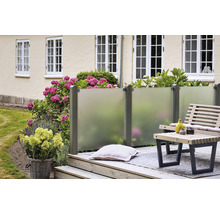 Terrasse avec éléments de protection visuelle, banc et table