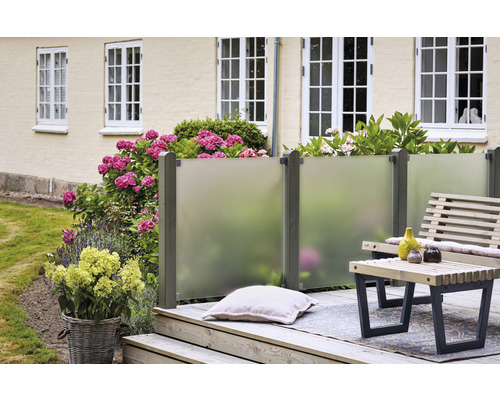 Terrasse avec éléments de protection visuelle, banc et table