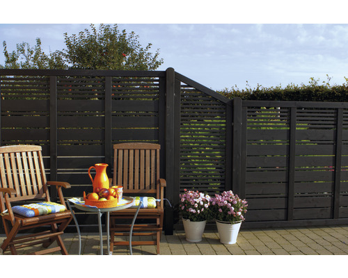 Clôture en bois avec portes en bois, mobilier de jardin et pots de fleurs sur la terrasse