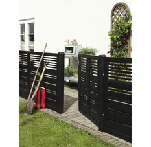 Garten mit Holzzaun und Gartengeräten