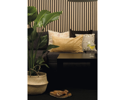 Wohnzimmer mit Pflanze, Kissen und Dekoration auf dem Sofa