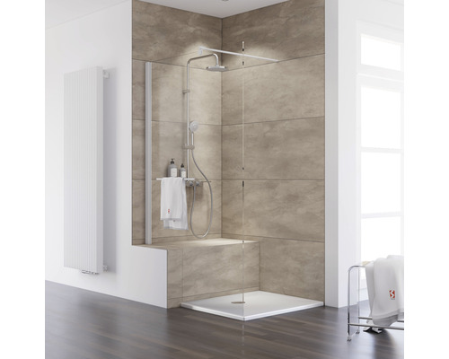 Salle de bains avec douche à l''italienne, radiateur, serviettes et fenêtre pour une ambiance lumineuse