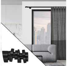 Tringle à rideaux décorative avec embout dans un cadre de salon.
