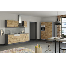 Komplette Küche mit Spüle, Dunstabzugshaube, Hängeschränken und Einbaugeräten in modernem Design.