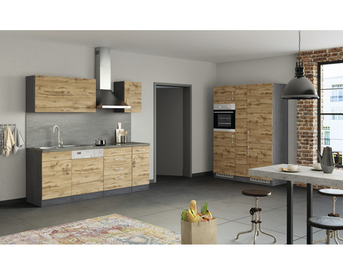 Helle Küche mit Küchenzeile, Dunstabzugshaube und Küchenschränken in Holzoptik