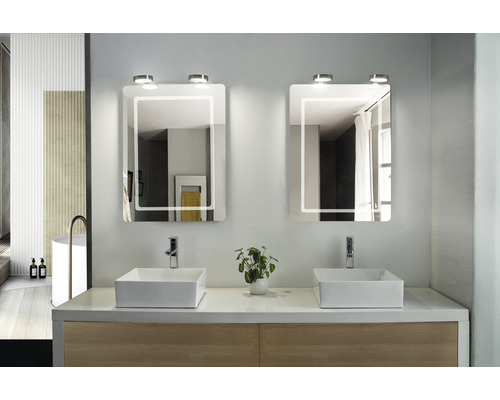 Salle de bains avec deux lavabos et miroirs avec éclairage